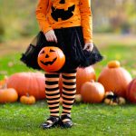 どうしてオバケの仮装をするの？ハロウィンの起源とお菓子の意味とは